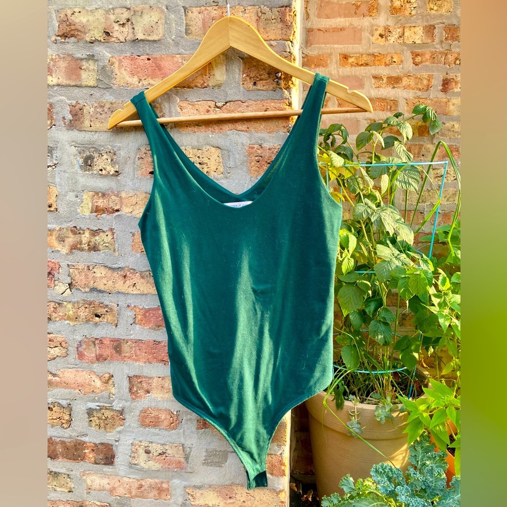 Sincerely Jules • L • Emerald Green V-Neck Sleeveless Bodysuit